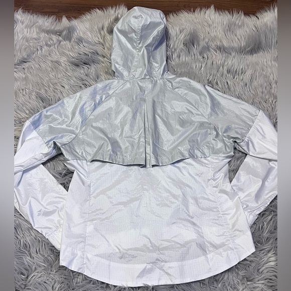 Nike silver and white  light weight Hooded Essential Windrunner Jacket size M - Picture 6 of 12